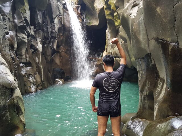 Mandi Kolam Curug Cikuluwung Berwarna Biru via Gmap @chandar chan, Informasi Umum, Lokasi Wisata Curug Cikuluwung Pamijahan Bogor, Rute Wisata Curug Cikuluwung Pamijahan Bogor, Harga Tiket Masuk Wisata Curug Cikuluwung Pamijahan Bogor, Jam Buka Objek Wisata, Fasilitas, Kolam Indah dengan Air Biru Plus Tebing Batu Eksotis, Mandi-mandi di Air Terjun Cikuluwung Pamijahan, Spot Foto Instagramable, Aktivitas Seru di Curug Cikuluwung, Tips Liburan