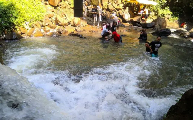 Mandi-mandi di Kolam Alami di Bawah Air Terjun Cinulang via Google Maps @Muhammad Yusuf, Informasi Umum, Rute Menuju Lokasi Air Terjun, Harga Tiket Masuk, Fasilitas, Keindahan Curug Cinulang Sumedang, Daya Tarik