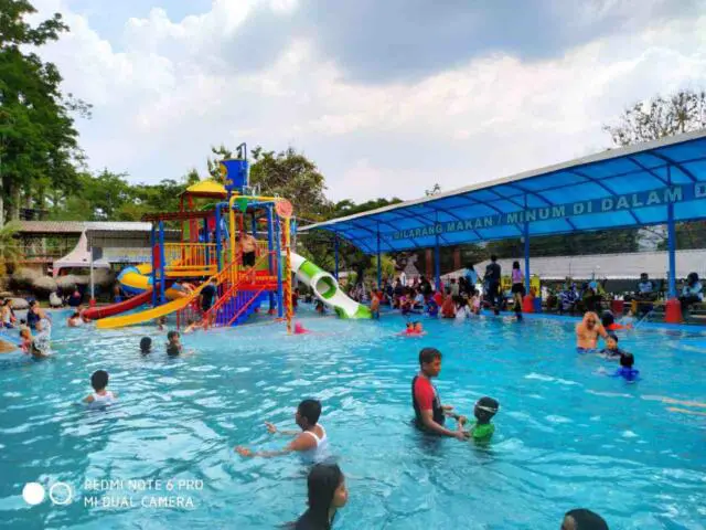 Mandi-mandi di kolam lengkap dengan seluncuran via gmap @widodo dns, Informasi Umum, Sekapur Sirih, Harga Penginapan, Harga Tiket Masuk Pacet Mini Park Mojokerto, Fasilitas, Wahana Permainan Seru, Peraturan, Galeri Foto