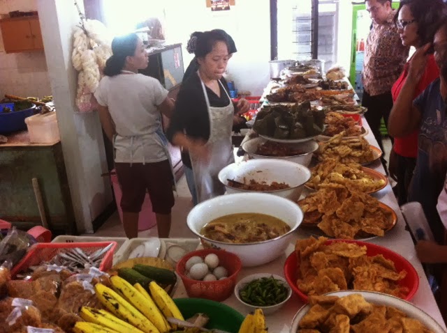 Mangut Welut Warung Bu Nasima via Pusatkulinersemarang.blogspotcom, 1. Bandeng Presto, 2. Nasi Ayam Semarang, 3. Garang Asem, 4. Tahu Gimbal , 5. Soto Bangkok , 6. Mie Kopyok, 7. Babat Gongso, 8. Tahu Petis, 9. Lumpia , 10. Pisang Plenet , 11. Tahu Pong , 12. Kue Gandos , 13. Spekoek , 14. Kue Moachi, 15. Gudangan , 16. Roti Ganjel Rel , 17. Wingko Babat , 18. Olahan Burung Belibis , 19. Nasi Pindang, 20. Wedang Tahu, 21. Mangut Welut