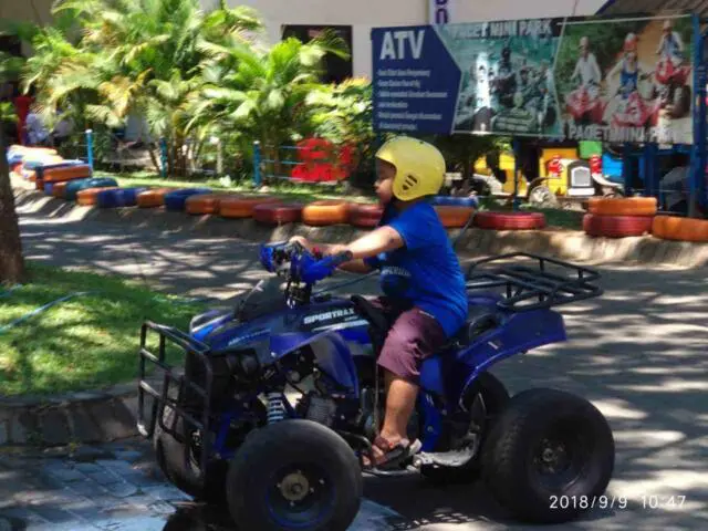 Mencoba Mengendarai ATV di sirkuit khusus bisa dilakukan di taman rekreasi via gmap @tsaqibul chibba, Informasi Umum, Sekapur Sirih, Harga Penginapan, Harga Tiket Masuk Pacet Mini Park Mojokerto, Fasilitas, Wahana Permainan Seru, Peraturan, Galeri Foto