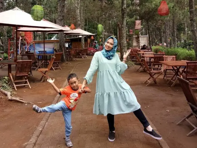 Mengunjungi Area Taman dengan Cafe-cafe yang di Hutan Pinus via instagram.com @tamanwisatagenilangit, Informasi Umum, Lokasi Taman Wisata Genilangit, Harga Tiket Masuk Wisata Genilangit, Jam Operasional, Fasilitas Taman Wisata Genilangit, Daya Tarik Taman Wisata Geni Langit