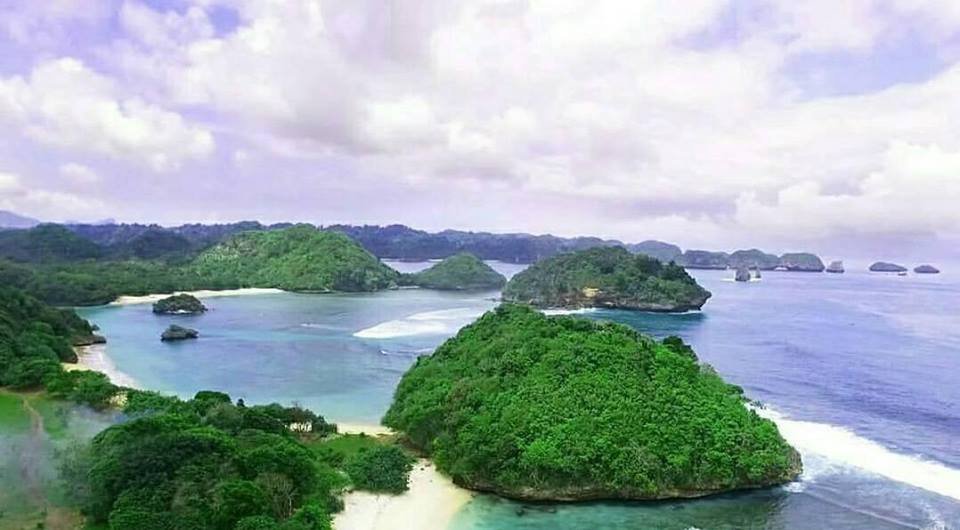 Menikmati Keindahan Deretan Pulau Bak Raja Ampat, Informasi Umum, Daya Tarik, Harga Tiket Masuk Pantai Teluk Asmara, Fasilitas Pantai, Aktivitas Seru Pantai Teluk Asmara, Galeri Foto