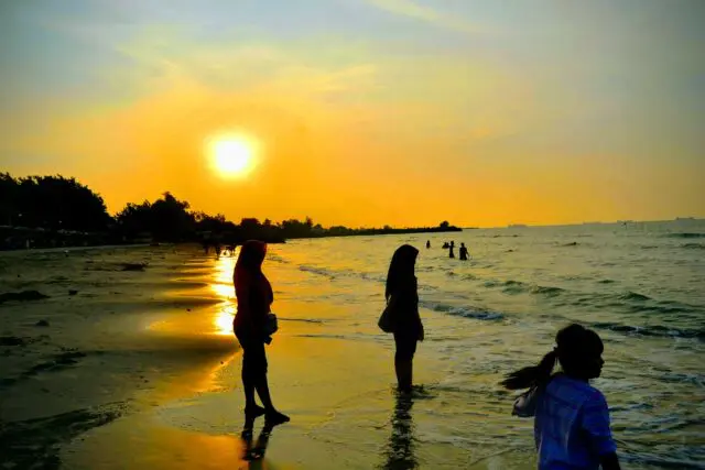 Menikmati Momen Sunset di Pantai Dalegan Gresik Foto by Google Maps @SHOTER CAM, Informasi Umum, Daya Tarik, Lokasi dan Rute Pantai Delegan Panceng, Harga Tiket Masuk Pantai Delegan Panceng, Fasilitas Pantai, Aktivitas Seru, Galeri Foto