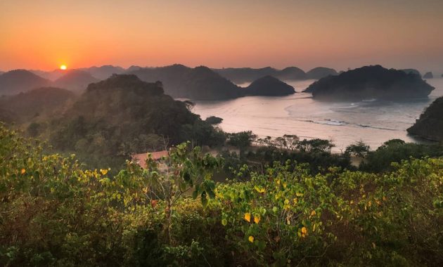 Menikmati Sunset, Informasi Umum, Daya Tarik, Harga Tiket Masuk Pantai Teluk Asmara, Fasilitas Pantai, Aktivitas Seru Pantai Teluk Asmara, Galeri Foto