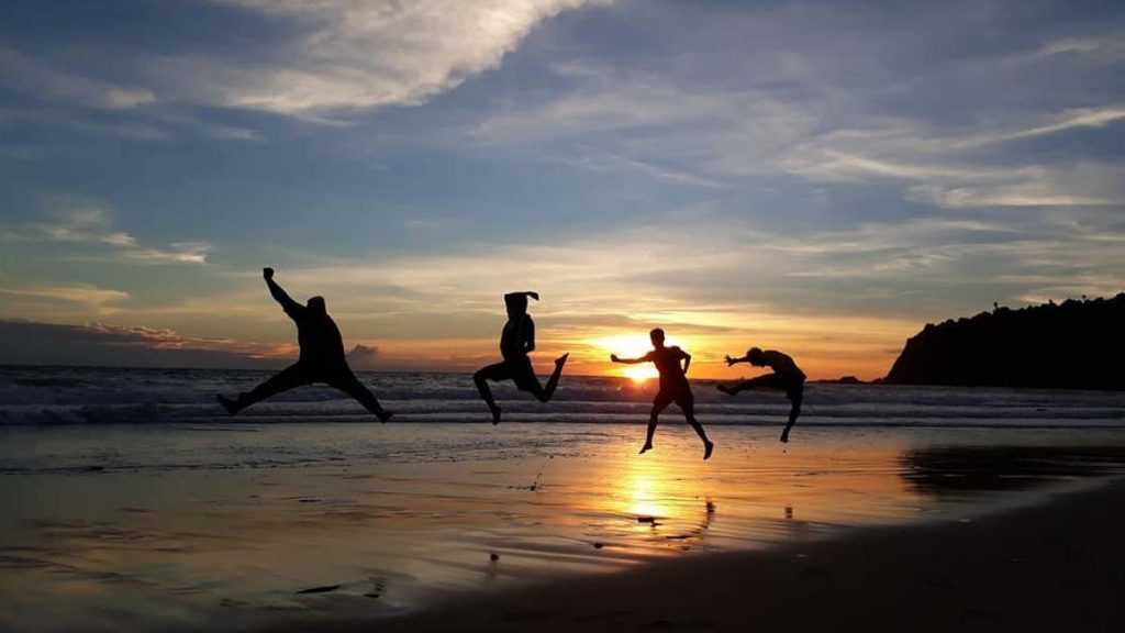 Sunset Pantai Modangan @xekhsan, Informasi Umum, Lokasi Wisata Pantai Modangan Donomulyo, Harga Tiket Masuk Pantai Modangan, Jam Operasional Pantai, Aktivitas Seru di Pantai Modangan