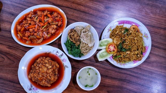 Mie Ayam Gondangdia via Kumparan, 1. Nasi Goreng Kambing Kebon Sirih, 2. RM. Ampera 2 Tak, 3. Restoran Seribu Rasa, 4. Tugu Kuntskring Palais Jakarta, 5. Plataran Menteng, 6. Melly’s Garden Pub &amp; Diner, 7. Anomali Coffee, 9. Lara Djonggrang, 10. Giyanti Coffee Roastery, 11. Bubur Cikini H. R. Suleman, 12. Midori Japanese Restaurant, 13. Mie Ayam Gondangdia, 14. Martabakku, 15. Restoran Bunga Rampai, 16. Maple And Oak, 17. The Atjeh Connection Sabang, 18. Spumante All Day Dining, 19. Nasi Uduk Gondangdia, 20. Pondok Ikan Bakar Babe H. Lili, 21. Tamnak Thai Restaurant, 22. Do An Vietnamese Restaurant @ Menteng Central, 23. Gado-gado Bon-Bin, 24. 1928 Restaurant, 25. La Vue Rooftop Bar, 26. Metropole Foodcourt, 27. 1/15 Coffee, Menteng