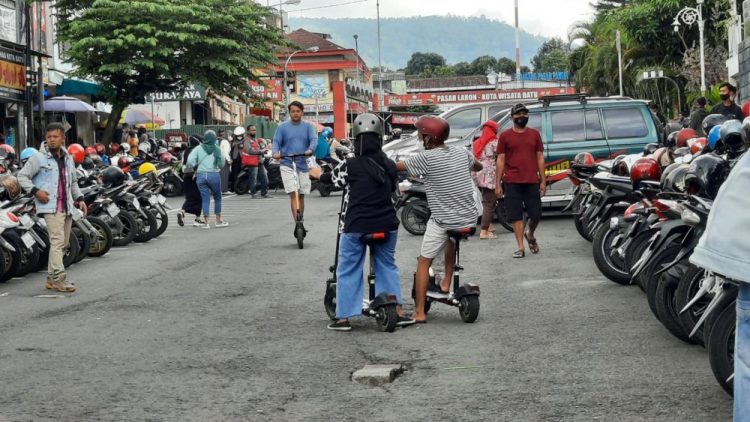 Naik skuter listrik di Alun-alun Kota Batu (Dok. Pribadi/Fatma Roisatin Nadhiroh), Informasi Umum, Pusat Informasi dan Toilet Umum, Harga Tiket Wahana Bermain di Alun-alun Batu, Jam Operasional, Lokasi dan Rute Menuju Alun Alun Batu, Fasilitas, Wahana Bermain di Alun-alun Kota Batu, Hotel dan Penginapan