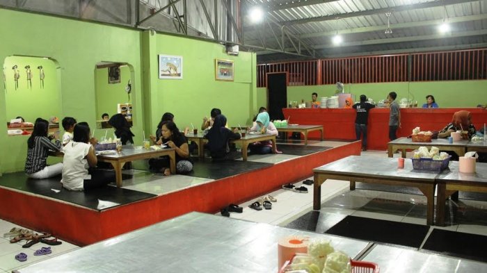 Nasi Goreng Padang Bangjo via Kompas, 1. Soto Bangkong, 2. Nasi Ayam Bu Wido, 3. Rumah Makan Kampung Laut, 4. Restoran Pesta Keboen, 5. Mangut Welut Warung Bu Nasima, 6. Toko Oen, 7. Depot Sukses, 8. Waroeng Steak & Shake, 9. Warung Makan Gudeg & Opor Mbak Tum, 10. Nasi Goreng Babat Pak Hengky, 11. Nasi Goreng Babat Pak Taman, 12. Nasi Kebuli Djawas, 13. Gudeg Abimanyu, 14. Nasi Pecel Mbok Sador, 15. Tahu Gimbal, 16. Ayam Goreng Lombok Ijo, 17. Nasi Gandul, 18. Kue Leker Paimo, 19. Pisang Plenet, 20. Es Puter Cong Lik, 21. Mie Kopyok Pak Dhuwur, 22. Warung Sate 29, 23. Bebek Goreng Pak Thori, 24. Bakmi Jawa Pak Gareng, 25. Gulai Kambing Bustaman Pak Sabar, 26. Soto Pak No, 27. Lumpia, 28. Tahu Pong, 29. Super Penyet, 30. Nasi Goreng Padang Bangjo, 31. Waroeng Kaligarong, 32. The Hills Dining Restaurant, 33. Bowery & Eastman, 34. Tandhok Ribs & Coffee, 35. Sate Sapi Pak Kempleng, 36. Carnivore Sky Bar & Grill, 37. Sky Line Lounge & Exclusive Dining, 38. Gulai Kepala Ikan Pak Untung, 39. Pujasera Simpang Lima, 40. Nasi Kucing Pak Gik, 41. Gama Ikan Bakar dan Seafood, 42. Gama Candi Resto, 43. KoenoKoeni Café Gallery, 44. Pisa Cafe dan Resto, 45. Giggle Box Cafe Semarang, 46. Pondok Kopi Umbul Sidomukti, 47. Rinjani View, 48. Rosti Resto & Cafe, 49. White Rabbit Dessert