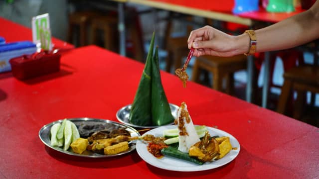 Nasi Uduk Gondangdia via Kumparan, 1. TanSu Kemayoran, 2. Bopet Mini Benhil, 3. Restoran Garuda, 4. Sana Sini Restaurant, 5. Bubur Kwang Tung, 6. Bubur Cikini H.R. Sulaiman, 7. Bakmi A Boen, 8. Kedai Tjikini, 9. Mie Ayam Gondangdia, 10. Spesial Soto Boyolali (SSB ) Hj Hesti Widodo, Pecenongan, 11. Sabang 16 Kopi dan Srikaya, 12. Dua Nyonya Restaurant, 13. Gado-Gado Cikini (Renie), 14. Gado-Gado Cemara (Sejak 1947), 15. Nasi Uduk Gondangdia, 16. Soto Kudus Ayam Kampung Kembang Joyo, 17. Gudeg Jogja Bu Tinah