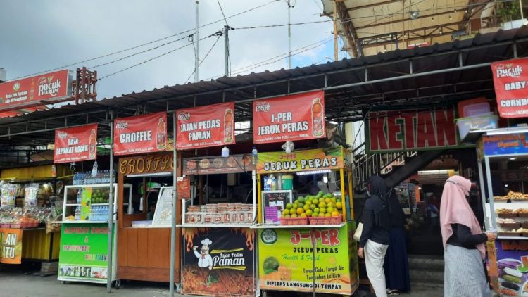 Pasar Laron Kota Batu (Dok. Pribadi Fatma Roisatin Nadhiroh), Informasi Umum, Pusat Informasi dan Toilet Umum, Harga Tiket Wahana Bermain di Alun-alun Batu, Jam Operasional, Lokasi dan Rute Menuju Alun Alun Batu, Fasilitas, Wahana Bermain di Alun-alun Kota Batu, Hotel dan Penginapan