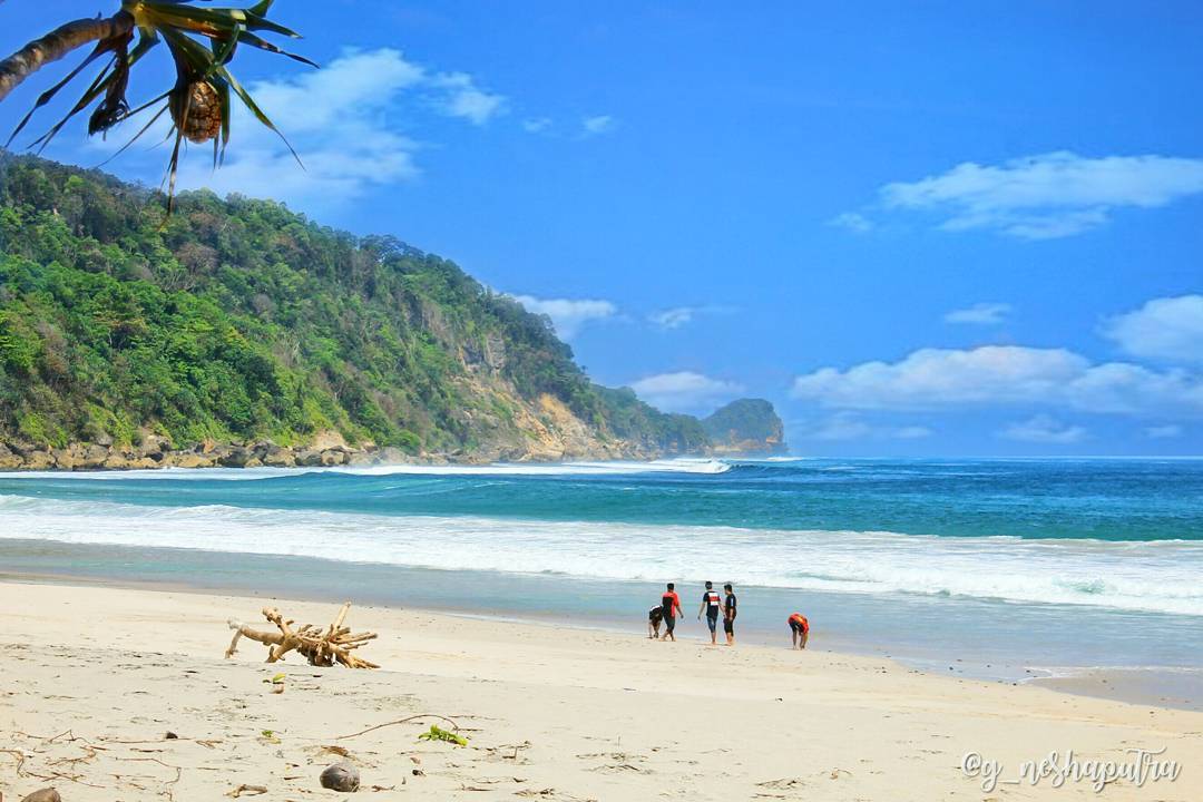 Pasir Putih dan Pantai Landai via g_neshaputra, Informasi Umum, Lokasi Wisata Pantai Modangan Donomulyo, Harga Tiket Masuk Pantai Modangan, Jam Operasional Pantai, Aktivitas Seru di Pantai Modangan