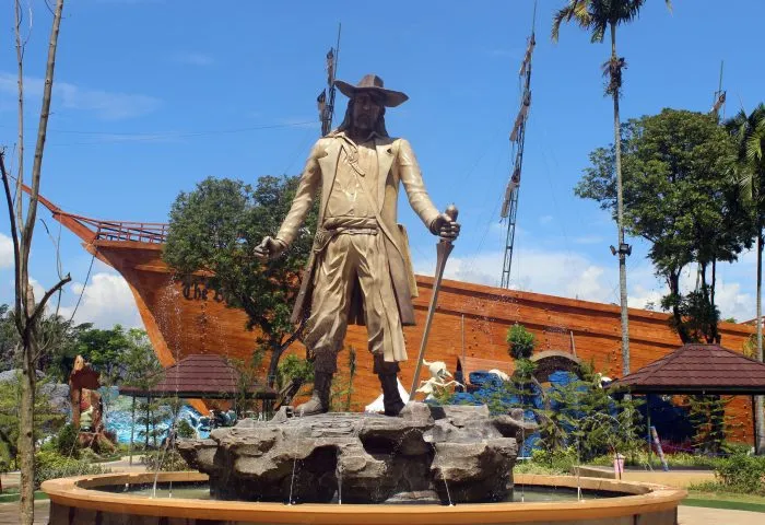 Patung Raksasa, Informasi Umum, Lokasi dari Santasea Waterpark, Tiket Masuk Santasea Waterpark, Fasilitas Sangat Lengkap, Wahana Permainan Seru, Tips Wisata