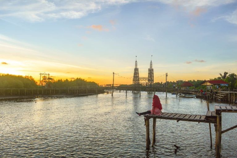 Pemandangan Indah Mangrove Jembatan api-api via Instagram.com @hudashohib, Informasi Umum, Lokasi Wisata Jembatan Api-Api Kulon Progo, Rute Menuju Wisata Jembatan Api-Api Kulon Progo, Fasilitas Pendukung, Wahana Seru, Aktivitas Seru, Galeri Foto
