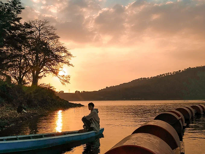 Pemandangan Waduk Selorejo terlihat semakin indah saat sore hari tiba, Informasi Umum, Alamat dan Akses Menuju Lokasi Waduk, Jam Operasional Waduk Selorejo, Harga Tiket Masuk Wisata Waduk Selorejo, Fasilitas yang Tersedia di Wisata Waduk Selorejo, Spot Wisata di Waduk Selorejo, Aktivitas Seru di Waduk Selorejo