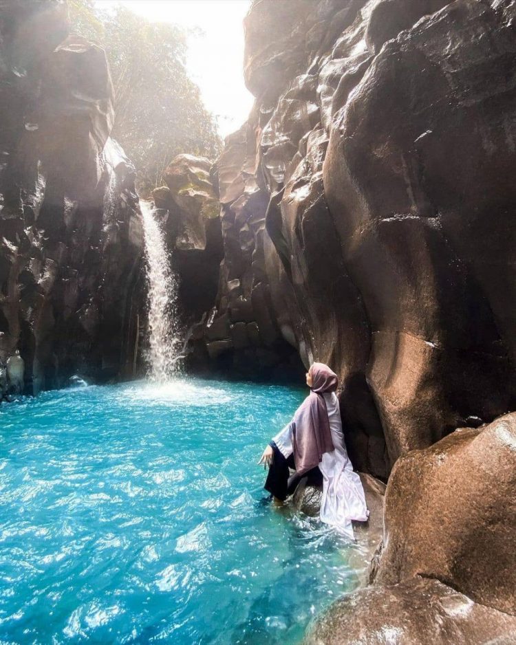 Pesona Curug Cikuluwung, Bogor instagram.com @waardah.kh, Informasi Umum, Lokasi Wisata Curug Cikuluwung Pamijahan Bogor, Rute Wisata Curug Cikuluwung Pamijahan Bogor, Harga Tiket Masuk Wisata Curug Cikuluwung Pamijahan Bogor, Jam Buka Objek Wisata, Fasilitas, Kolam Indah dengan Air Biru Plus Tebing Batu Eksotis, Mandi-mandi di Air Terjun Cikuluwung Pamijahan, Spot Foto Instagramable, Aktivitas Seru di Curug Cikuluwung, Tips Liburan
