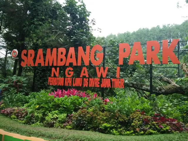 Pintu Masuk Area taman dan air terjun via Google Maps @Hermanto P, Informasi Umum, Lokasi Srambang Wisata Park Ngawi, Harga Tiket Masuk Srambang Park Ngawi, Fasilitas Wisata Srambang Park Ngawi, Spot Foto Instagramable, Daya Tarik Objek Wisata Srambangan Park, Galeri Foto