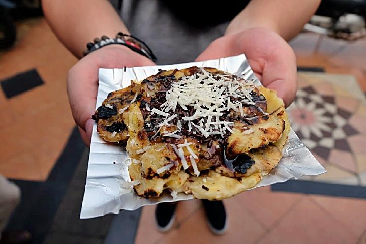 Pisang Plenet via Tempo, 1. Soto Bangkong, 2. Nasi Ayam Bu Wido, 3. Rumah Makan Kampung Laut, 4. Restoran Pesta Keboen, 5. Mangut Welut Warung Bu Nasima, 6. Toko Oen, 7. Depot Sukses, 8. Waroeng Steak & Shake, 9. Warung Makan Gudeg & Opor Mbak Tum, 10. Nasi Goreng Babat Pak Hengky, 11. Nasi Goreng Babat Pak Taman, 12. Nasi Kebuli Djawas, 13. Gudeg Abimanyu, 14. Nasi Pecel Mbok Sador, 15. Tahu Gimbal, 16. Ayam Goreng Lombok Ijo, 17. Nasi Gandul, 18. Kue Leker Paimo, 19. Pisang Plenet, 20. Es Puter Cong Lik, 21. Mie Kopyok Pak Dhuwur, 22. Warung Sate 29, 23. Bebek Goreng Pak Thori, 24. Bakmi Jawa Pak Gareng, 25. Gulai Kambing Bustaman Pak Sabar, 26. Soto Pak No, 27. Lumpia, 28. Tahu Pong, 29. Super Penyet, 30. Nasi Goreng Padang Bangjo, 31. Waroeng Kaligarong, 32. The Hills Dining Restaurant, 33. Bowery & Eastman, 34. Tandhok Ribs & Coffee, 35. Sate Sapi Pak Kempleng, 36. Carnivore Sky Bar & Grill, 37. Sky Line Lounge & Exclusive Dining, 38. Gulai Kepala Ikan Pak Untung, 39. Pujasera Simpang Lima, 40. Nasi Kucing Pak Gik, 41. Gama Ikan Bakar dan Seafood, 42. Gama Candi Resto, 43. KoenoKoeni Café Gallery, 44. Pisa Cafe dan Resto, 45. Giggle Box Cafe Semarang, 46. Pondok Kopi Umbul Sidomukti, 47. Rinjani View, 48. Rosti Resto & Cafe, 49. White Rabbit Dessert