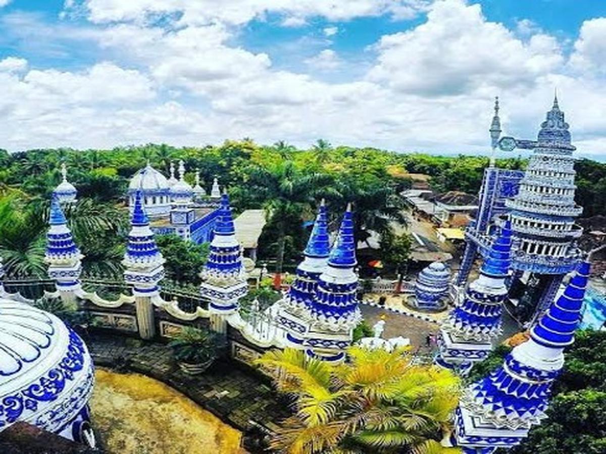 Potret Masjid Tiban Malang dari Ketinggian, Informasi Umum, Lokasi dan Akses Menuju Wisata Masjid Tiban Malang, Harga Tiket Masuk Wisata Masjid Tiban Malang, Fasilitas yang di Sediakan di Masjid Tiban Malang, Informasi Seputar Masjid Tiban Malang, Galeri Foto
