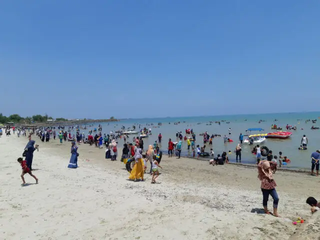Potret Pantai Delegan Gresik yang Dipadati Wisatawan Saat Musim Liburan Foto by Google Maps @Muda firmansyah, Informasi Umum, Daya Tarik, Lokasi dan Rute Pantai Delegan Panceng, Harga Tiket Masuk Pantai Delegan Panceng, Fasilitas Pantai, Aktivitas Seru, Galeri Foto