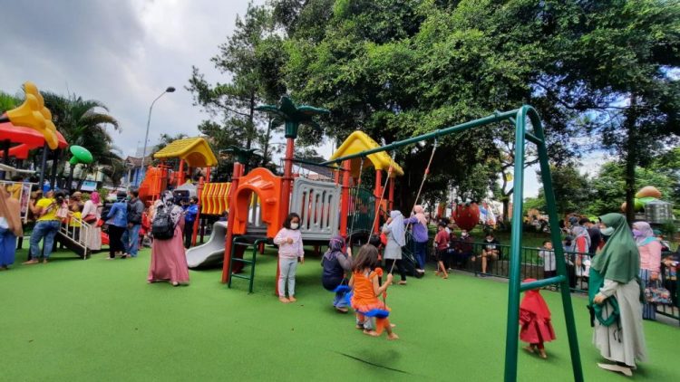Playground yang aman dan nyaman untuk anak-anak Dok Pribadi Fatma Roisatin Nadhiroh, Informasi Umum, Pusat Informasi dan Toilet Umum, Harga Tiket Wahana Bermain di Alun-alun Batu, Jam Operasional, Lokasi dan Rute Menuju Alun Alun Batu, Fasilitas, Wahana Bermain di Alun-alun Kota Batu, Hotel dan Penginapan