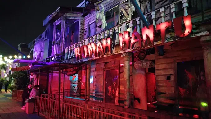 Rumah Hantu, Informasi Umum, Transportasi Umum ke BNS, Harga Tiket Masuk BNS, Jam Operasional BNS, Fasilitas, Ragam Wahana Seru, Atraksi dan Wahan Seru di Batu Night Spectaculer, Informasi Penting
