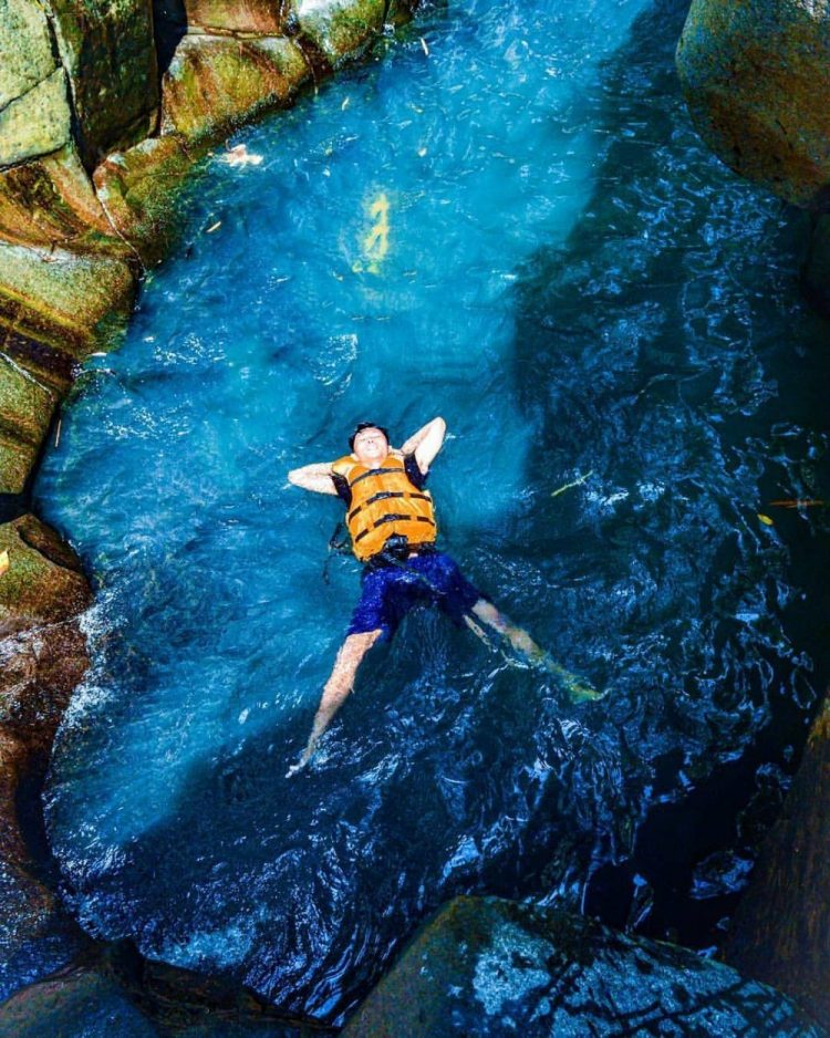 Santai Sejenak Curug Cikuluwung Bogor instagram.com @moch_n.huda, Informasi Umum, Lokasi Wisata Curug Cikuluwung Pamijahan Bogor, Rute Wisata Curug Cikuluwung Pamijahan Bogor, Harga Tiket Masuk Wisata Curug Cikuluwung Pamijahan Bogor, Jam Buka Objek Wisata, Fasilitas, Kolam Indah dengan Air Biru Plus Tebing Batu Eksotis, Mandi-mandi di Air Terjun Cikuluwung Pamijahan, Spot Foto Instagramable, Aktivitas Seru di Curug Cikuluwung, Tips Liburan
