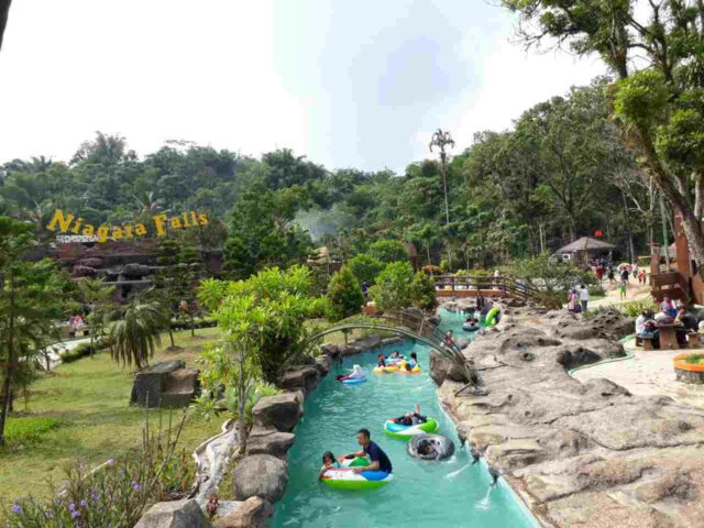 Santai Sejenak di wahana lazy river. foto by Achmad Yusro, Informasi Umum, Lokasi dari Santasea Waterpark, Tiket Masuk Santasea Waterpark, Fasilitas Sangat Lengkap, Wahana Permainan Seru, Tips Wisata