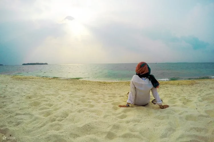 Santai di Pasir Pantai di Pulau Cipir, Lokasi Wisata Pulau Kelor, Rute Menuju Pulau Kelor, Biaya ke Pulau Kelor, Pesona Pulau Kelor