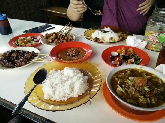 Sate Shinta, 1. Dairyland Riverside Puncak, 2. RM BUMI AKI, 3. Dairyland Mountain View, 4. Sate Kambing Hanjawar, 5. Nicole’s Kitchen & Lounge, 6. Bavarian Haus Bratwurst ‘n Grill, 7. Sate Kiloan PSK, 8. Rumah Makan Simpang Rawi, 9. Sate Shinta, 10. Rindu Alam Taman Ciherang, 11. Rumah makan sinar alam, 12. Kembali Ke Alam, 13. Mamifokobo Café & Kitchen – Ciloto, 14. Warung nasi Mang Ade, 15. Resto & cafe Puncak Asri, 16. Dulang Riverside Restorant, 17. Sky Garden Resto, 18. Meranti Restoran, 19. Tremonti Skylounge, 20. SERAI CAFE – Novus Giri Resort and Spa, 21. THE GRAND HILL BISTRO & CAFE, 22. Cemara Resto At Puncak Pass Resort