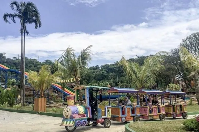 Selain Kuda Poni di Santa Sea juga ada Kereta Santa Sea yang akan membawa kalian berpetualang mengelilingi Santa Sea, Informasi Umum, Lokasi dari Santasea Waterpark, Tiket Masuk Santasea Waterpark, Fasilitas Sangat Lengkap, Wahana Permainan Seru, Tips Wisata