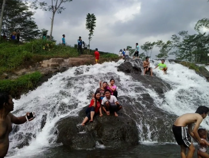 Seru-seru di Bawah Air terjun, Informasi Umum, Asal-usul Sumber Maron dan Mata airnya yang jernih, Lokasi dan Rute Menuju Sumber Maron, Harga Tiket Wisata Sumber Maron, Jam Operasional, Fasilitas di Sumber Maron, Aktivitas Seru di Sumber Maron, Objek Wisata di Dekat Sumber Maron