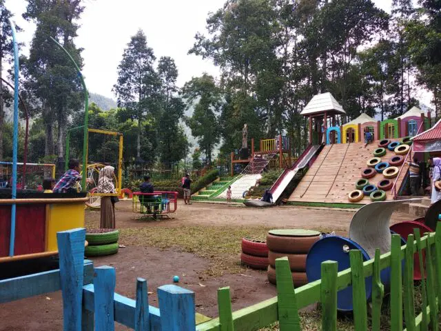 Seru-seruan di Playground untuk Anak-anak via Google Maps @Yanti Mei, Informasi Umum, Lokasi Taman Wisata Genilangit, Harga Tiket Masuk Wisata Genilangit, Jam Operasional, Fasilitas Taman Wisata Genilangit, Daya Tarik Taman Wisata Geni Langit