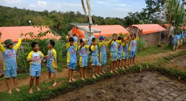Siswa SD Sedang Melakukan Kegiatan Cocok Tanam di Sawah Pak Budi via Gmap @Nathania Zahrah, Informasi Umum, Harga Tiket Masuk Wisata, Lokasi Wisata Kebun Pak Budi, Rute Wisata Kebun Pak Budi, Fasilitas Wisata, Daya Tarik, Aktivitas Seru