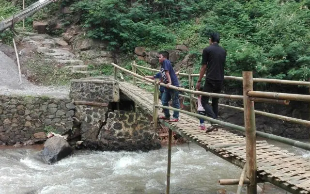 Spot Berfoto di Jembatan Bambu Tepat di Depan Air Terjun via Google Maps Tuty Herawaty, Informasi Umum, Rute Menuju Lokasi Air Terjun, Harga Tiket Masuk, Fasilitas, Keindahan Curug Cinulang Sumedang, Daya Tarik