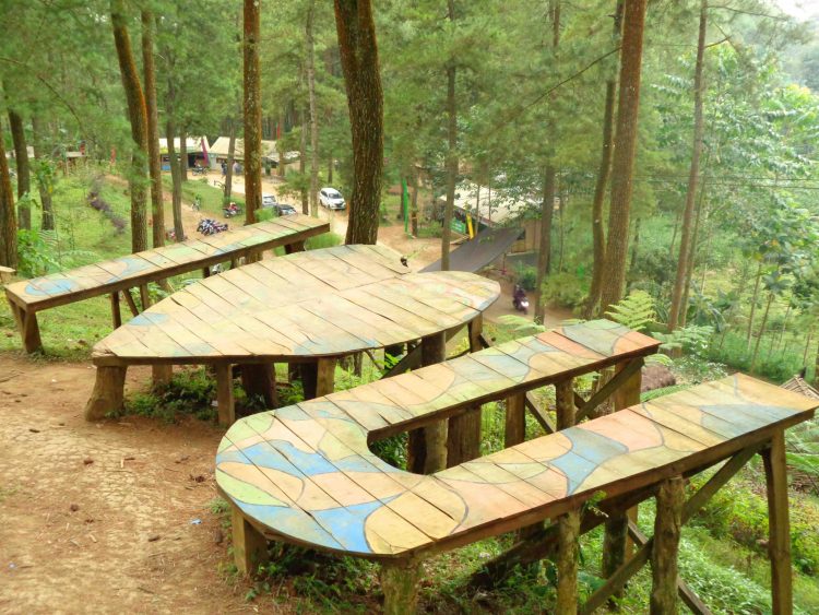 Spot Foto Gradu Pandang yang bertuliskan I LOVE U via Travelingyuk, Informasi Umum, Harga Tiket Masuk Jurang Senggani Sendang, Lokasi dan Rute Menuju Jurang Senggani Sendang, Spot Foto Jurang Senggani Sendang, Daya Tarik, Galeri Foto