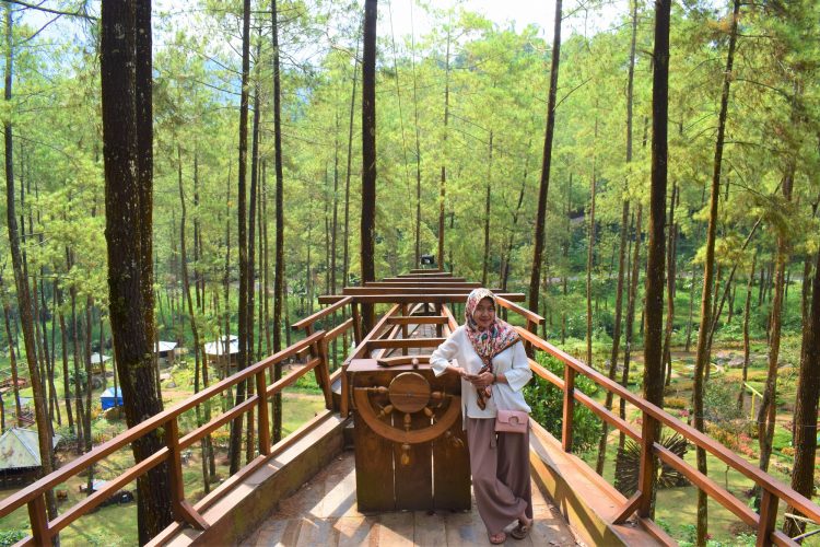 Spot Foto Instagramable di Anjungan selfie berbentuk kapal Foto Susan Octavia Travelingyuk, Informasi Umum, Daya Tarik, Lokasi Hutan Pinus Bendosari Pujon, Rute Hutan Pinus Bendosari Pujon, Harga Tiket Masuk Hutan Pinus Bendosari Pujon., Arena Permainan Seru, Kapal Raksasa di Tengah Hutan, Taman Bunga, Tempat Camping Asyik, Coba Wahana Flying Fox, Galeri Foto