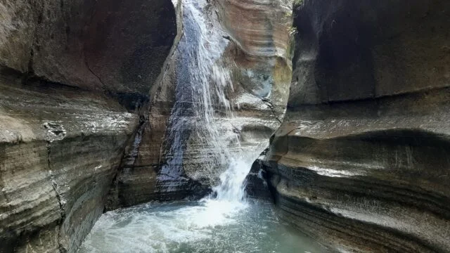 Sungai yang Diapit oleh Dinding Batu Berkelok. Foto Gmap Verbena Lens, Informasi Umum, MITOS di CURUG LOVE, Lokasi Objek Wisata, Rute Menuju Objek Wisata, Harga Tiket Masuk Curug Love Bogor, JAM OPERASIONAL, Pesona Keindahan Air Terjun Berwarna Biru, Tips Liburan