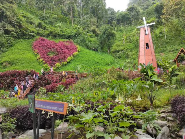 Taman di Srambang Park Ngawi via Google Maps @Bambang Pujir, Informasi Umum, Lokasi Srambang Wisata Park Ngawi, Harga Tiket Masuk Srambang Park Ngawi, Fasilitas Wisata Srambang Park Ngawi, Spot Foto Instagramable, Daya Tarik Objek Wisata Srambangan Park, Galeri Foto