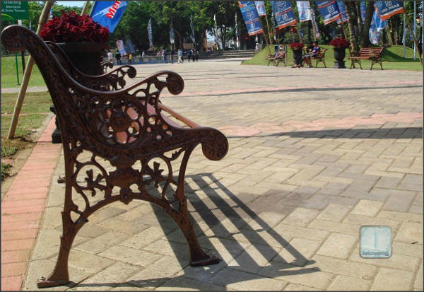 Tak perlu khawatir bingung tempat duduk, karena disini sudah tersedia kursi nyaman nan indah, Informasi Umum, Sejarah Alun-alun kota Malang dari Alun-alun Merdeka, Alun Alun Bunder, Akses Menuju ke Alun-alun Kota Malang, Harga Tiket Masuk, Fasilitas yang Tersedia, Waktu Terbaik Berkunjung & Jam Operasional, Kegiatan Seru Alun-alun kota Malang