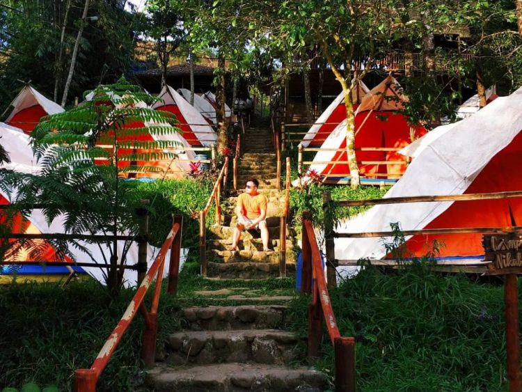 fasilitas camping ground, di mana terdapat sejumlah tenda oranye model dome yang bisa menampung sekitar 6 orang dewasa atau tenda, Informasi Umum, Spot Instagramable, Lokasi Lembah Hijau Malino Gowa, Rute Menuju Lokasi Lembah Hijau Malino Gowa, Harga Tiket Masuk Lembah Hijau Malino Gowa, Fasilitas Lengkap, Galeri Foto