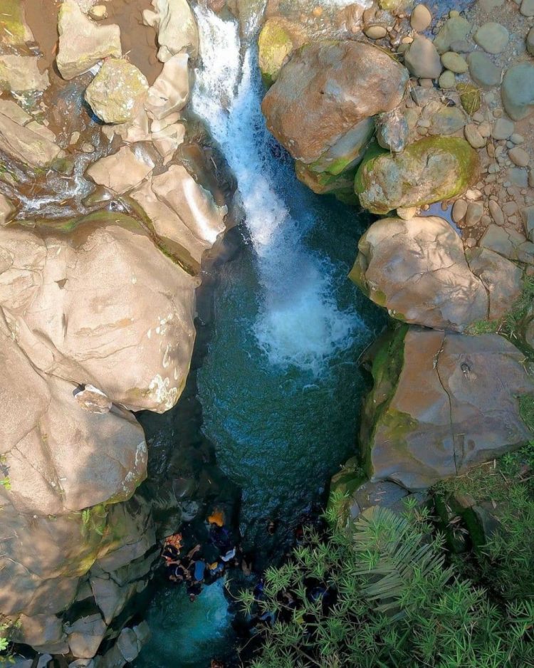 Tips berkunjung ke Curug Cikuluwung via Instagram.com @azendatuch, Informasi Umum, Lokasi Wisata Curug Cikuluwung Pamijahan Bogor, Rute Wisata Curug Cikuluwung Pamijahan Bogor, Harga Tiket Masuk Wisata Curug Cikuluwung Pamijahan Bogor, Jam Buka Objek Wisata, Fasilitas, Kolam Indah dengan Air Biru Plus Tebing Batu Eksotis, Mandi-mandi di Air Terjun Cikuluwung Pamijahan, Spot Foto Instagramable, Aktivitas Seru di Curug Cikuluwung, Tips Liburan