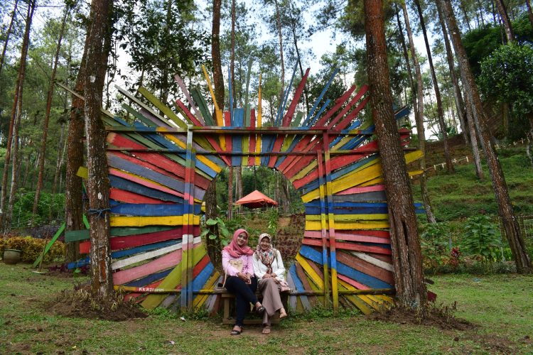 Titik selfie warna-warni instagramable Foto by Susan Octavia Travelingyuk, Informasi Umum, Daya Tarik, Lokasi Hutan Pinus Bendosari Pujon, Rute Hutan Pinus Bendosari Pujon, Harga Tiket Masuk Hutan Pinus Bendosari Pujon., Arena Permainan Seru, Kapal Raksasa di Tengah Hutan, Taman Bunga, Tempat Camping Asyik, Coba Wahana Flying Fox, Galeri Foto