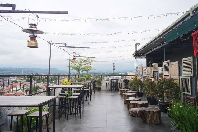 Tremonti Sky Lounge, 1. Dairyland Riverside Puncak, 2. RM BUMI AKI, 3. Dairyland Mountain View, 4. Sate Kambing Hanjawar, 5. Nicole’s Kitchen & Lounge, 6. Bavarian Haus Bratwurst ‘n Grill, 7. Sate Kiloan PSK, 8. Rumah Makan Simpang Rawi, 9. Sate Shinta, 10. Rindu Alam Taman Ciherang, 11. Rumah makan sinar alam, 12. Kembali Ke Alam, 13. Mamifokobo Café & Kitchen – Ciloto, 14. Warung nasi Mang Ade, 15. Resto & cafe Puncak Asri, 16. Dulang Riverside Restorant, 17. Sky Garden Resto, 18. Meranti Restoran, 19. Tremonti Skylounge, 20. SERAI CAFE – Novus Giri Resort and Spa, 21. THE GRAND HILL BISTRO & CAFE, 22. Cemara Resto At Puncak Pass Resort