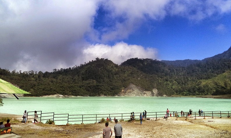 View Keren Talaga Bodas Garut, Informasi Umum, Harga Tiket Masuk Menuju Wisata Talaga Bodas Garut, Jam Operasional, Lokasi Wisata Talaga Bodas Garut, Rute menuju Wisata Talaga Bodas Garut, Fasilitas Wisata, Aktivitas Seru di Telaga Bodas