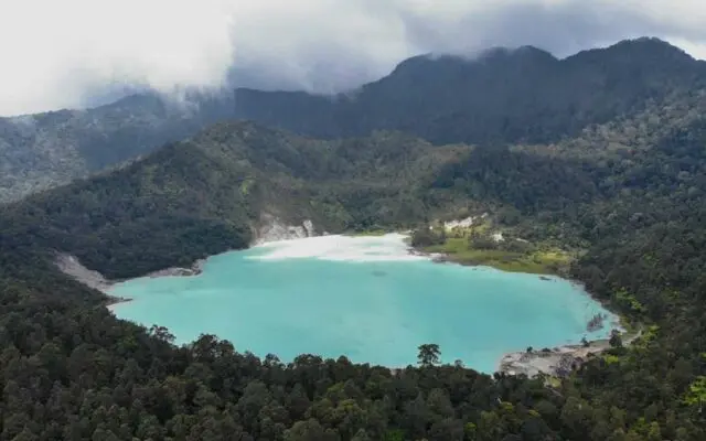 View Kiendahan Telaga Bodas Garut dari Atas Ketinggian via Instagram.com @riki_rikarya, Informasi Umum, Harga Tiket Masuk Menuju Wisata Talaga Bodas Garut, Jam Operasional, Lokasi Wisata Talaga Bodas Garut, Rute menuju Wisata Talaga Bodas Garut, Fasilitas Wisata, Aktivitas Seru di Telaga Bodas
