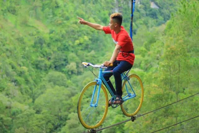 Wahana Menantang Berupa Sepeda Gantung dengan View Hutan Pinus via Google Maps @supa chasper21, Informasi Umum, Lokasi Taman Wisata Genilangit, Harga Tiket Masuk Wisata Genilangit, Jam Operasional, Fasilitas Taman Wisata Genilangit, Daya Tarik Taman Wisata Geni Langit