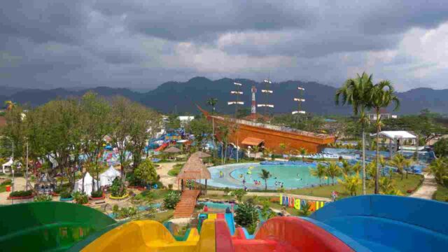 Wahana Seluncuruan yang seru di racer slider bersama keluarga foto Google Maps @Seno prasetyo nugroho, Informasi Umum, Lokasi dari Santasea Waterpark, Tiket Masuk Santasea Waterpark, Fasilitas Sangat Lengkap, Wahana Permainan Seru, Tips Wisata