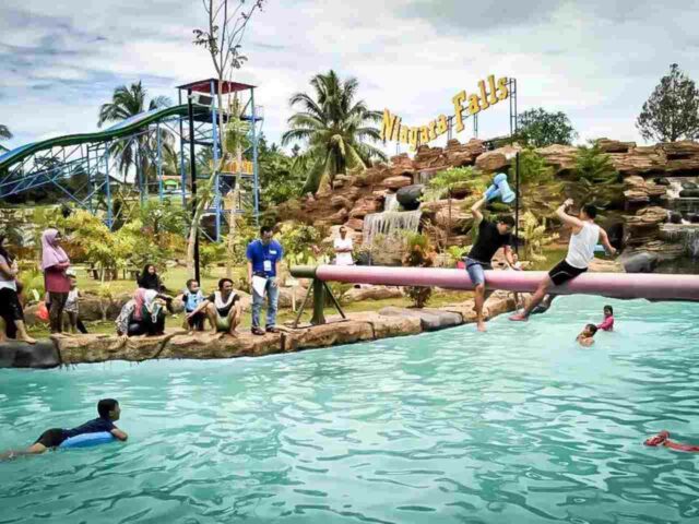 Wahana Perang bantal salah satu aktivitas unik dan seru di SantaSea Waterpark Sukabumi, Informasi Umum, Lokasi dari Santasea Waterpark, Tiket Masuk Santasea Waterpark, Fasilitas Sangat Lengkap, Wahana Permainan Seru, Tips Wisata