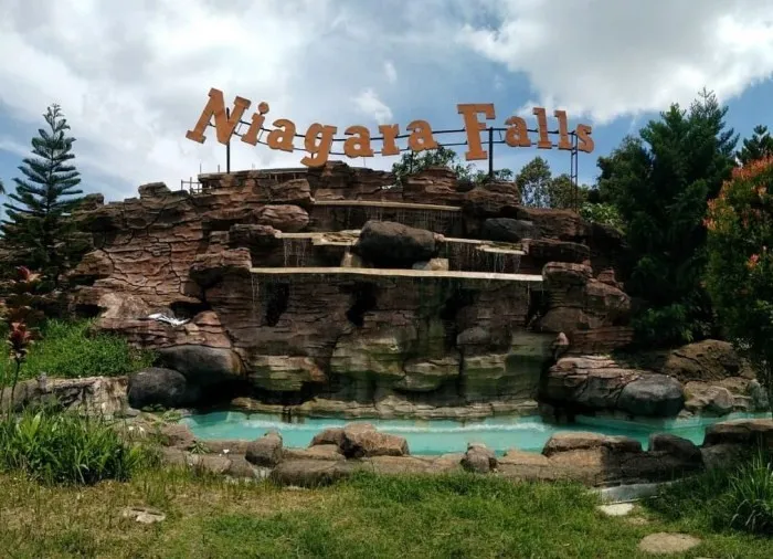 Wahana air terjun buatan ini cukup Instagramable untuk dijadikan spot foto, Informasi Umum, Lokasi dari Santasea Waterpark, Tiket Masuk Santasea Waterpark, Fasilitas Sangat Lengkap, Wahana Permainan Seru, Tips Wisata
